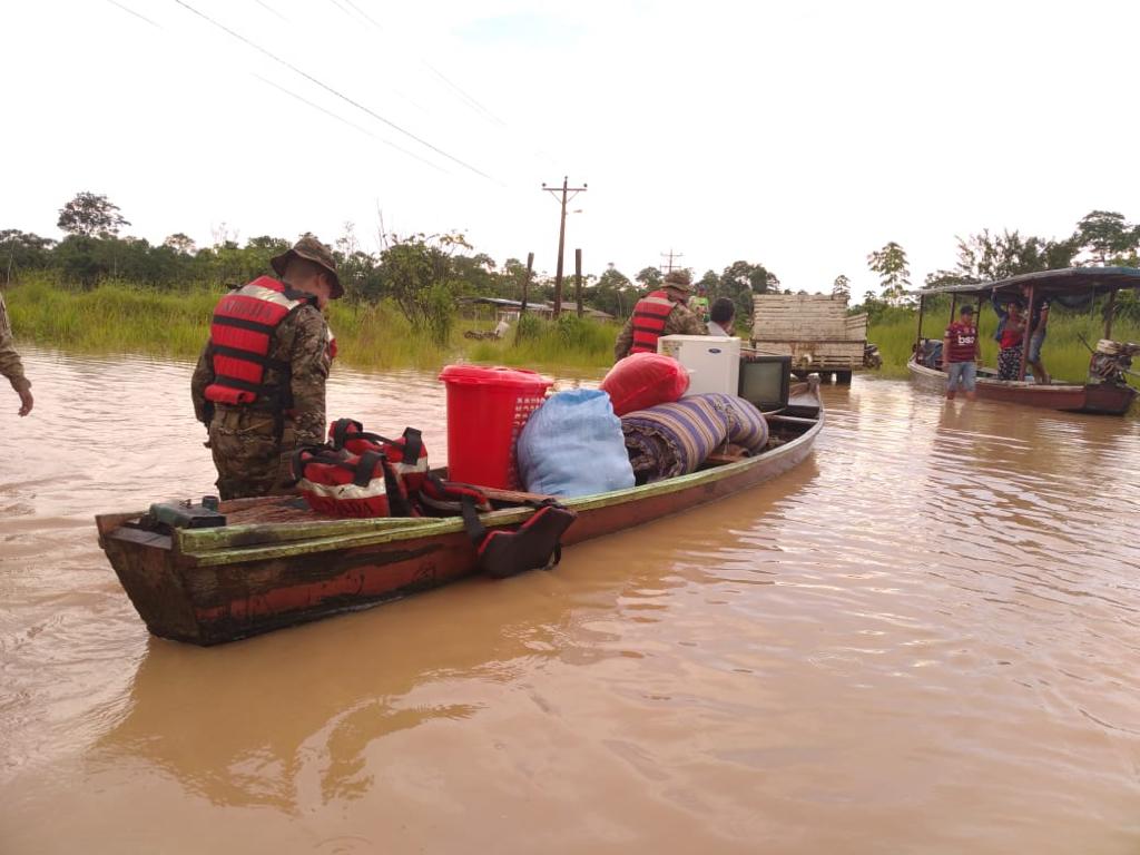 La Armada Boliviana evacúa a damnificados en la población de Porvenir, Pando