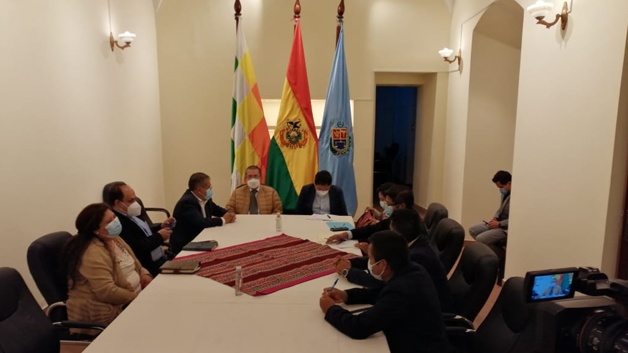 Gobierno y autoridades de Cochabamba impulsan esfuerzo compartido sin precedentes para frenar avance del COVID-19