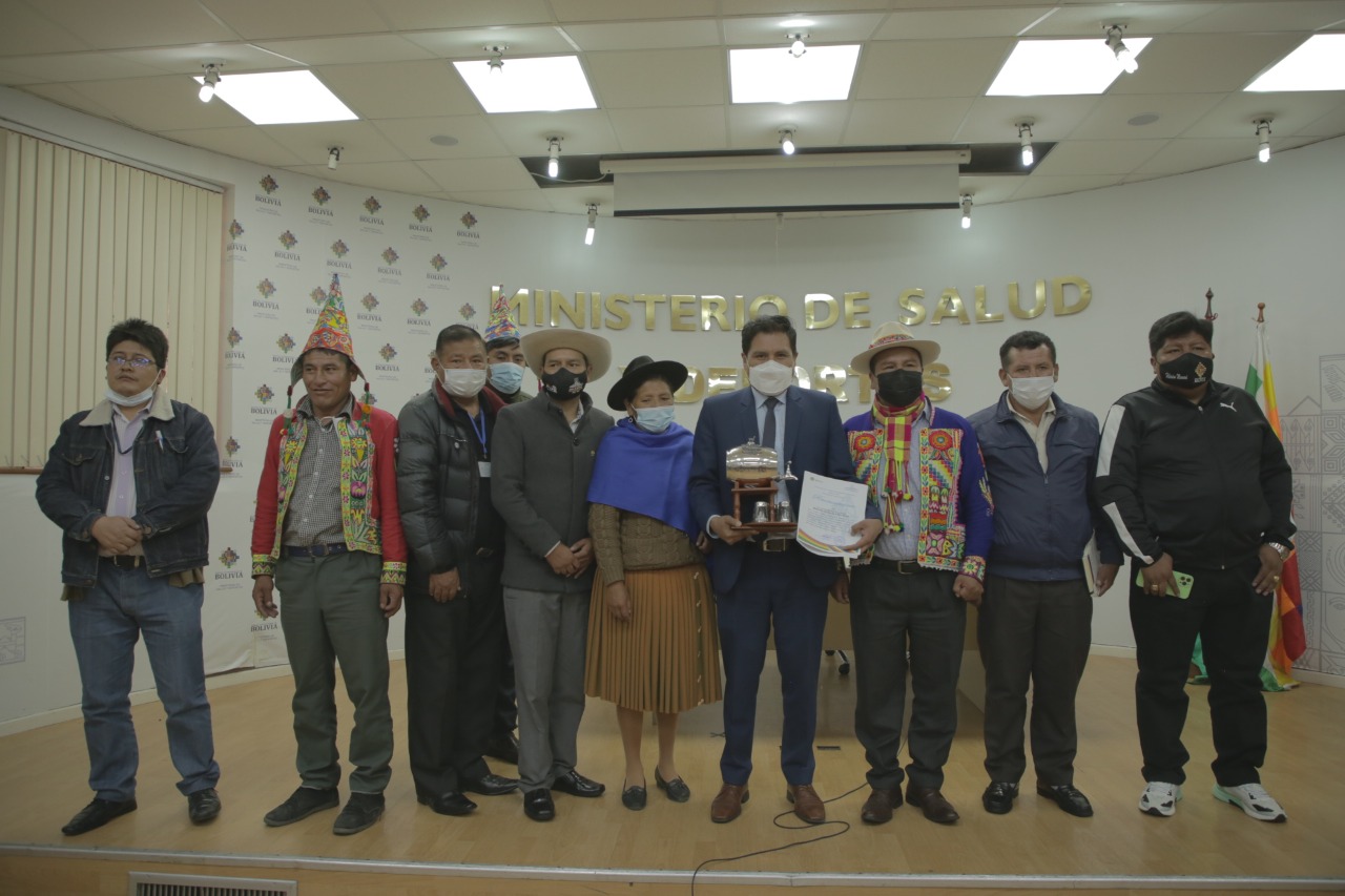 Entregan reconocimiento al Ministro de Salud por su compromiso con la vida de los bolivianos