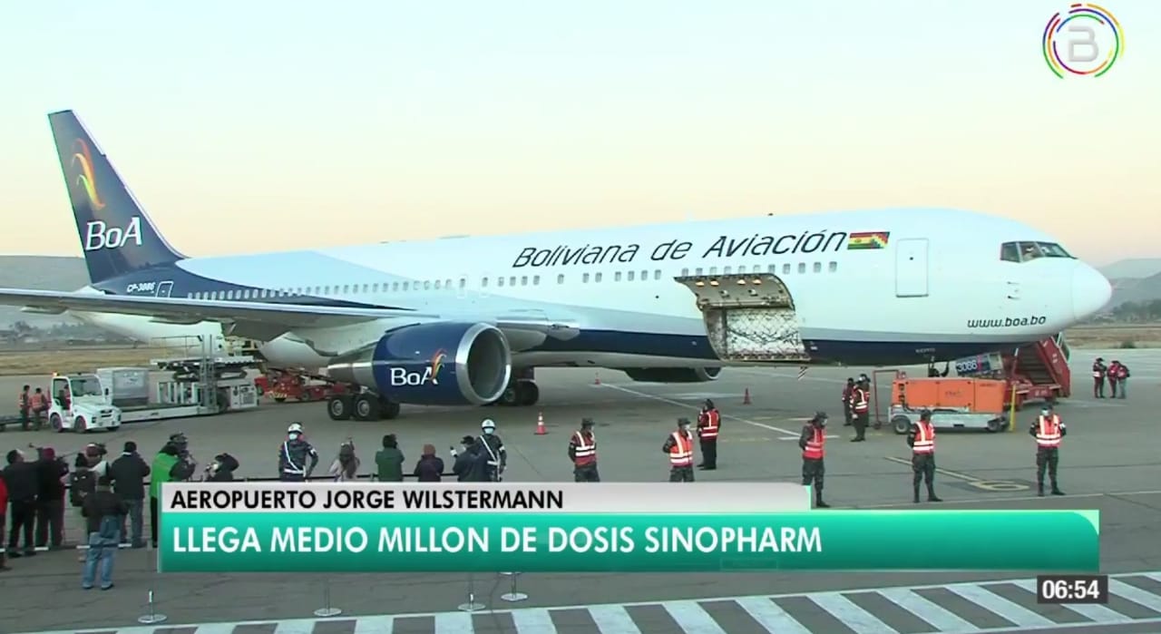 Llegan al país 500.000 dosis de la vacuna Sinopharm y medicamentos para combatir el COVID-19