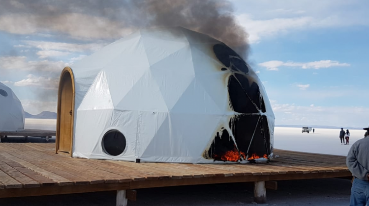 Pobladores de Potosí queman domos construidos a orillas del salar Thunupa y autoridades de Oruro repudian actitud violenta