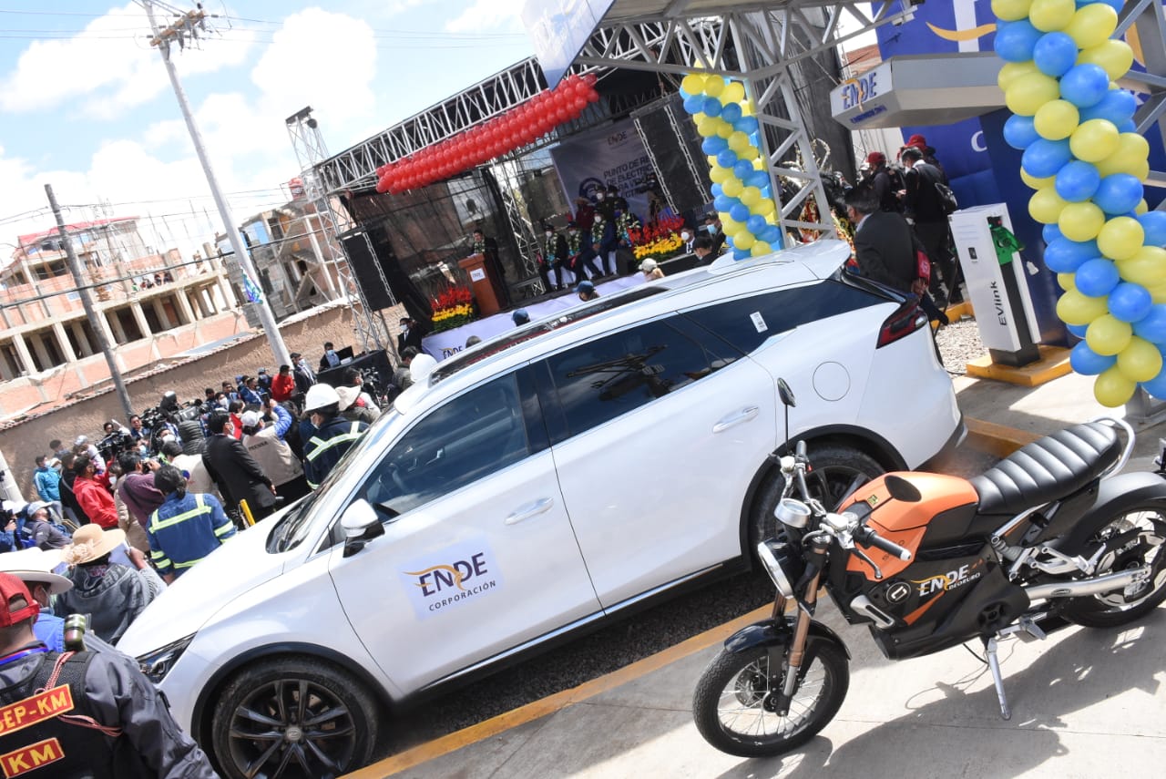 Arce inaugura una electrolinera en Oruro para incentivar el uso de vehículos eléctricos (amplia)