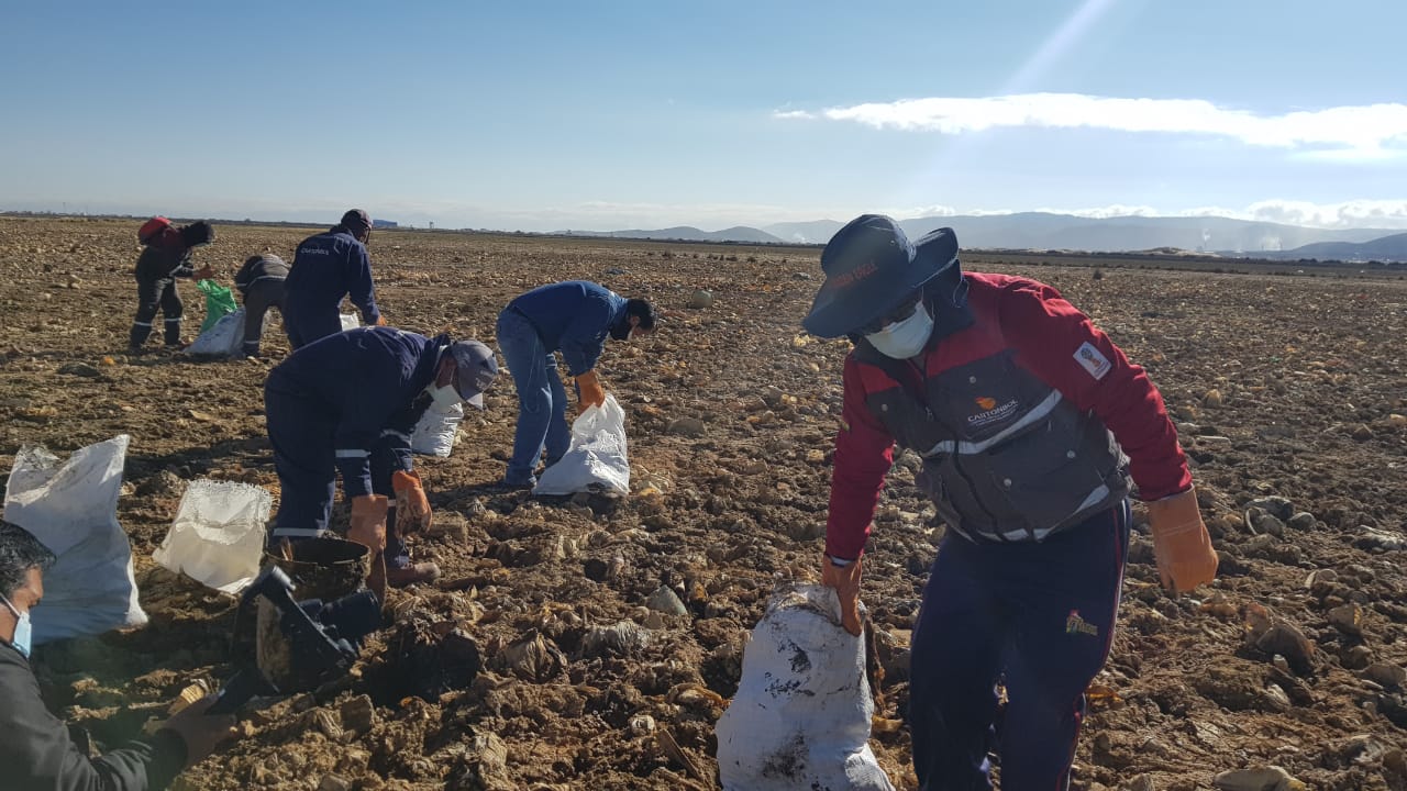 Cartonbol y el Sindicato de Transporte Pesado Pagador Oruro se suman a la limpieza del lago Uru Uru