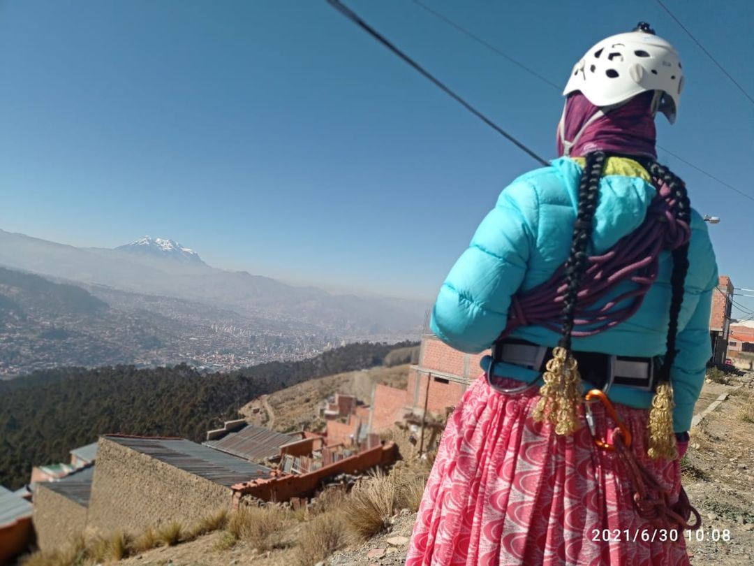 Cholitas escaladoras se alistan para encumbrar en agosto tres montañas de Bolivia