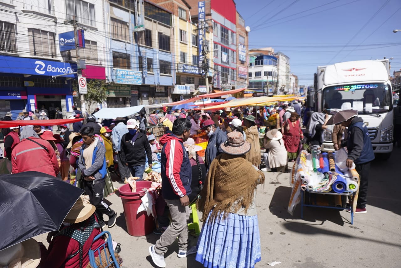 El Alto: Comerciantes regalan una docena de lápices a quienes compren material escolar y estén vacunados