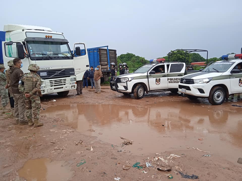 Contrabandistas se desplazan en caravanas de hasta 40 camiones por pasos ilegales