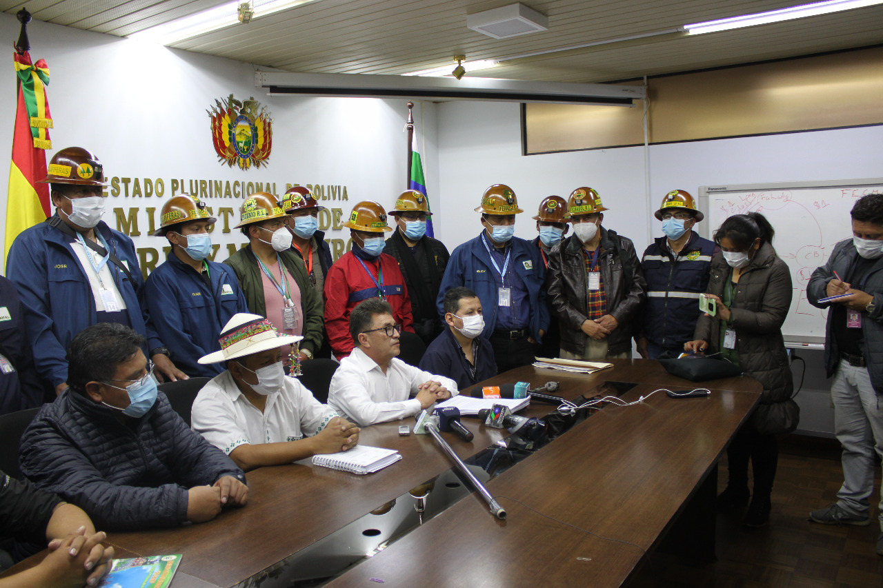 Gobierno y cooperativas mineras sellan acuerdo y levantan movilizaciones