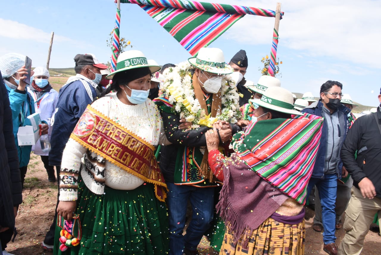 Presidente entrega alcantarillado sanitario en el municipio orureño Belén de Andamarca (amplia)
