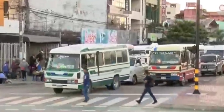 Transportistas y gremiales rechazan reducción de horarios de circulación en Santa Cruz