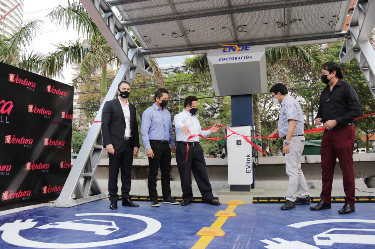 Gobierno inaugura primera estación de servicio para vehículos eléctricos en Santa Cruz