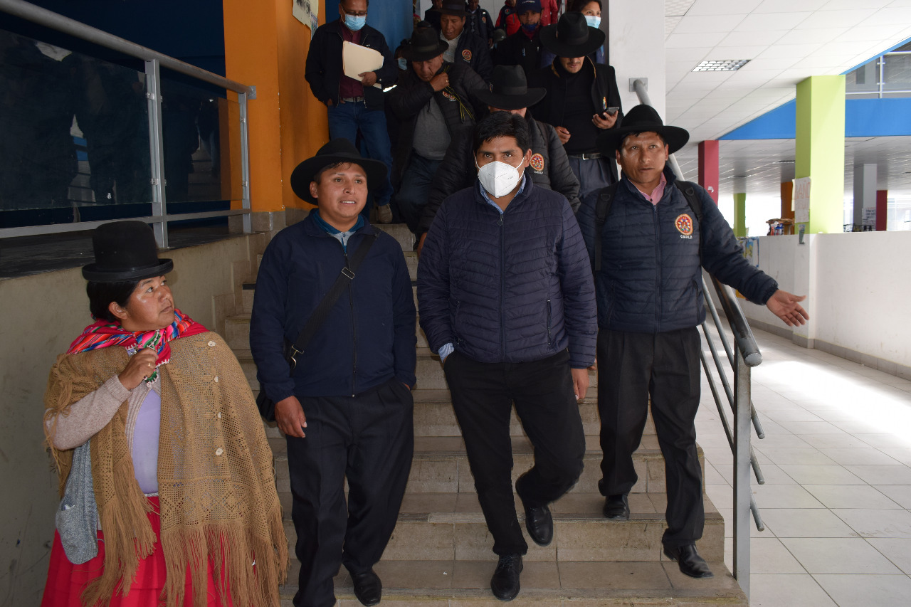Emapa acuerda abrir más puntos de venta en el mercado campesino Santa Rosa de la ciudad de El Alto