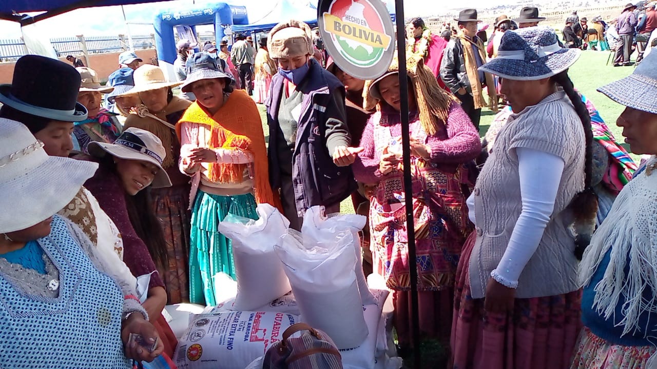 Emapa llega a Achacachi con productos a precio y peso justo