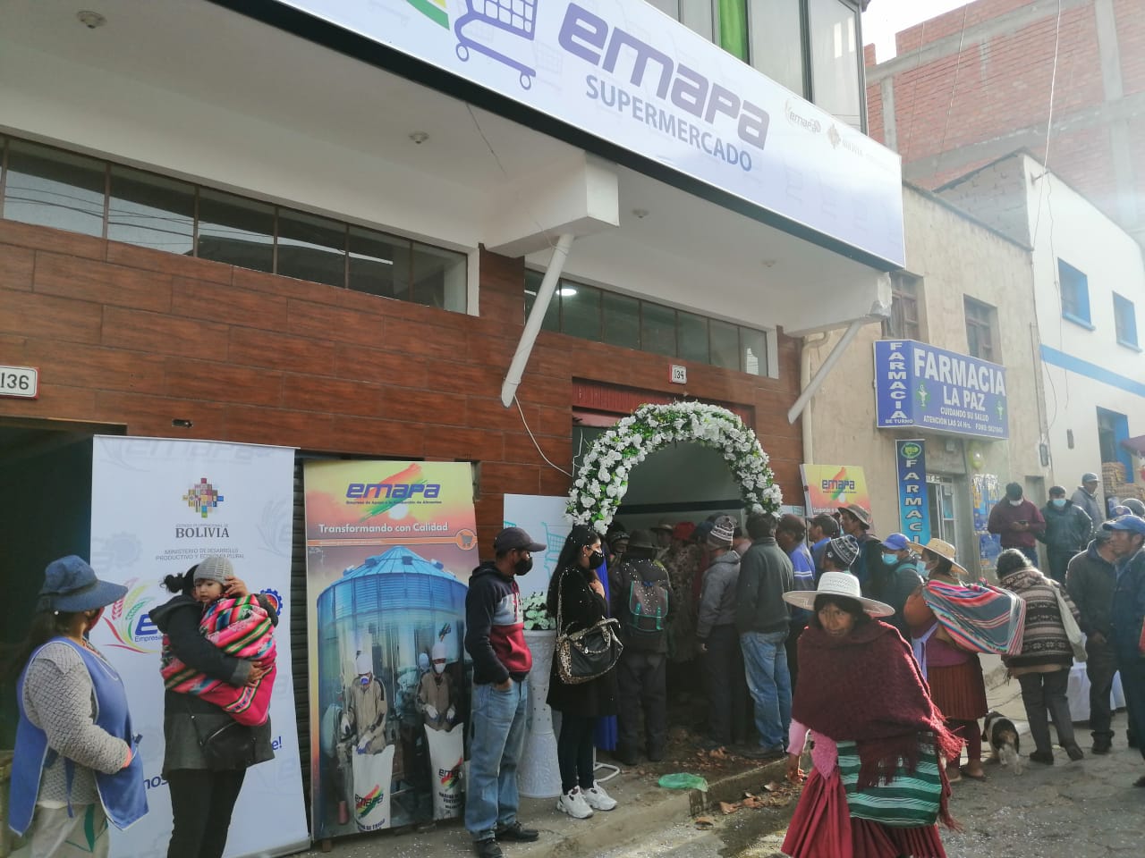 Emapa inaugura supermercado en Llallagua