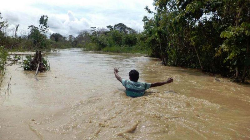 Defensa Civil comienza rescate aéreo de 29 personas atrapadas tras riadas en el norte cruceño