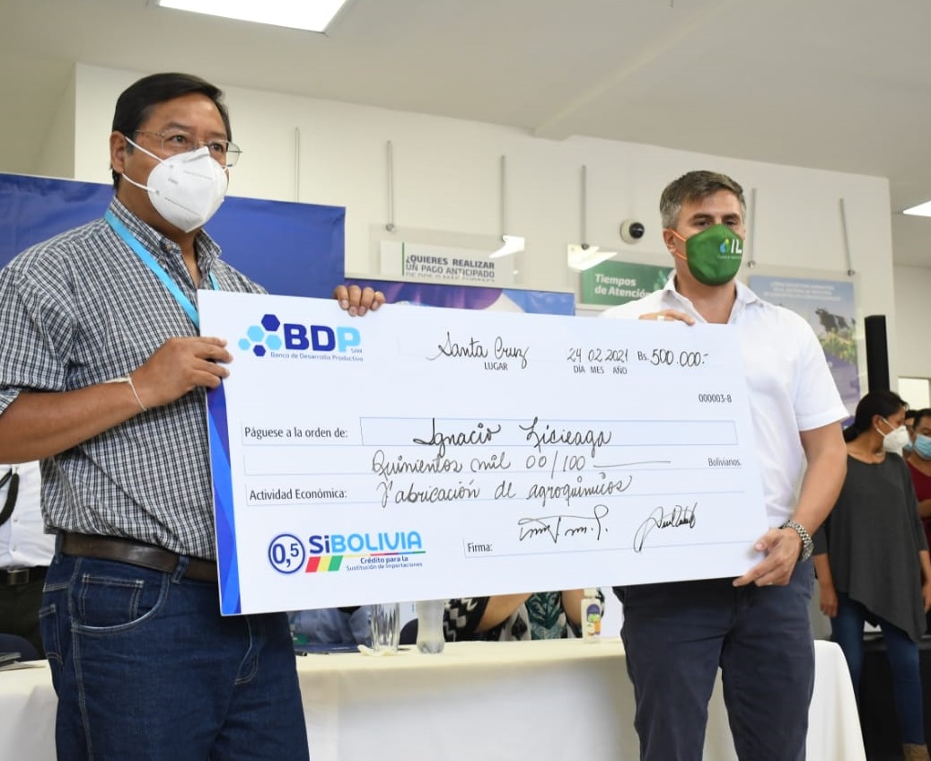 Presidente Arce entrega 18 créditos valuados en Bs 10,8 millones para impulsar la producción nacional