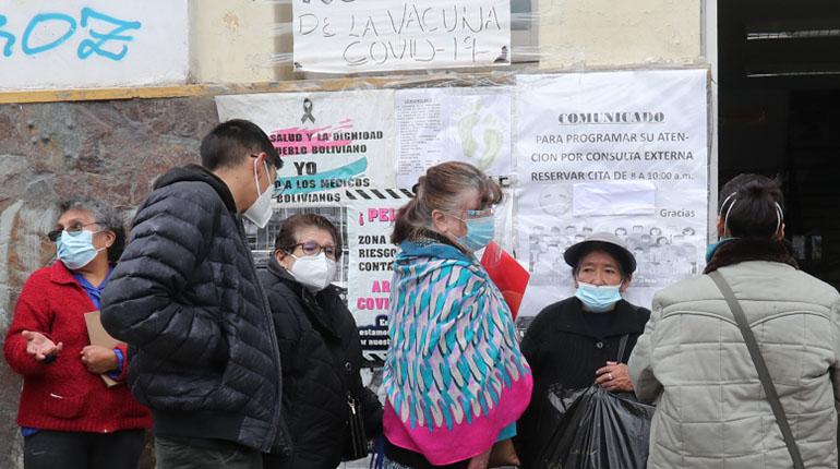 Vacunación: Defensa del Consumidor identifica falta de información, maltrato y desorganización