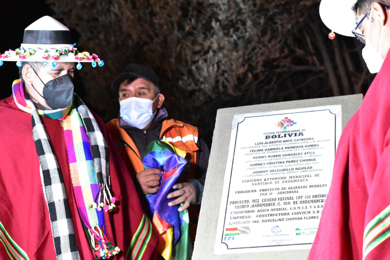 Gobierno invierte más de Bs 1 millón en mejora de camino en Oruro