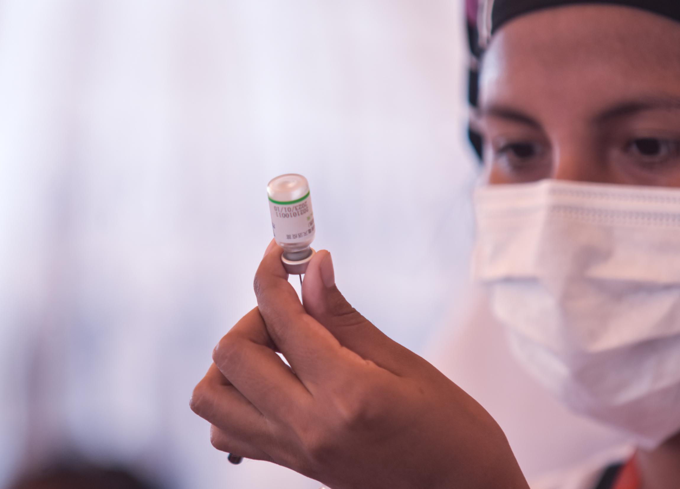 COVID-19: OMS y OPS descartan riesgos por uso de la vacuna AstraZeneca y recomiendan continuar su administración