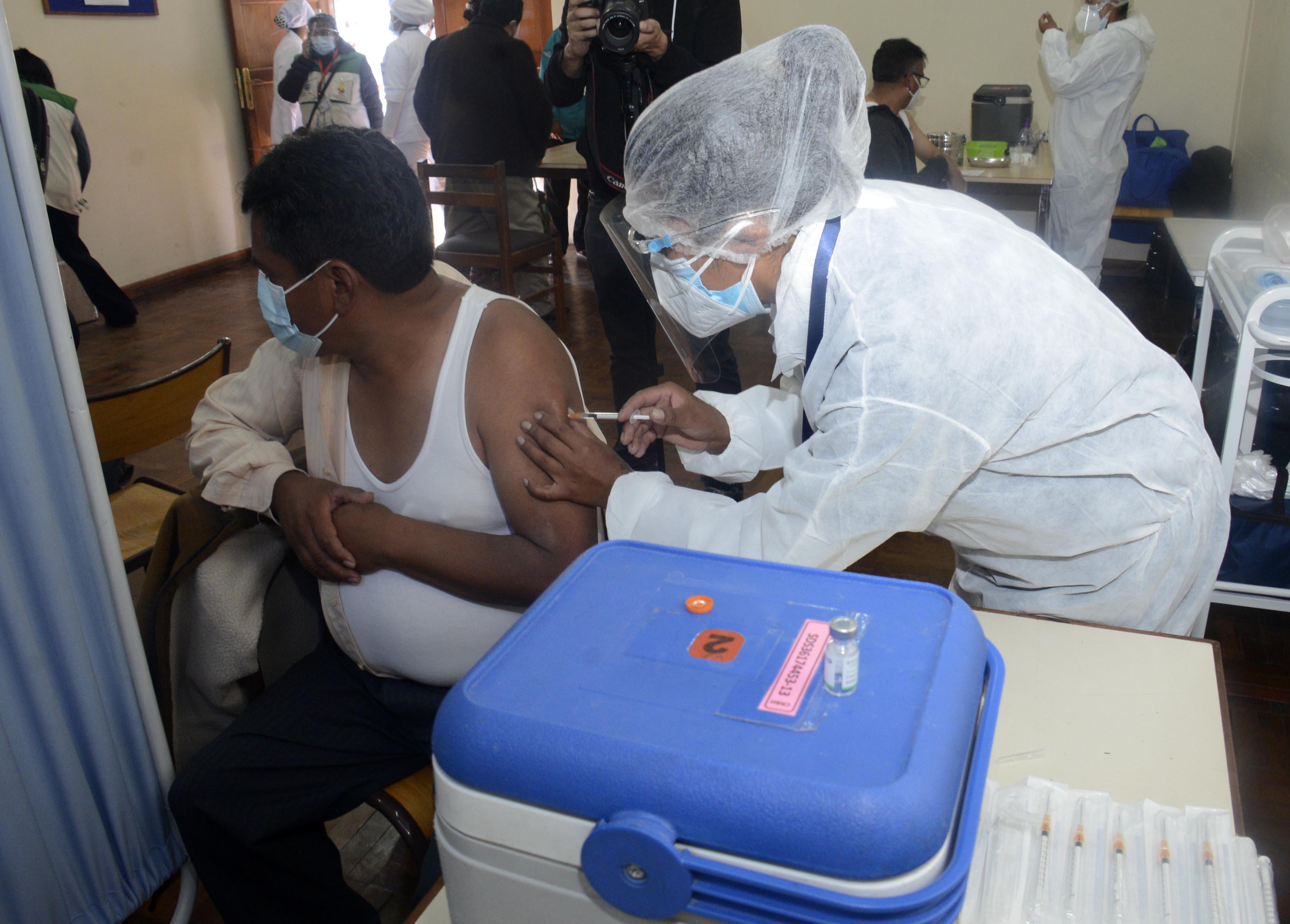 Empleo de tres billones de dosis a nivel mundial es la mejor demostración del efecto positivo de vacunas contra el COVID-19