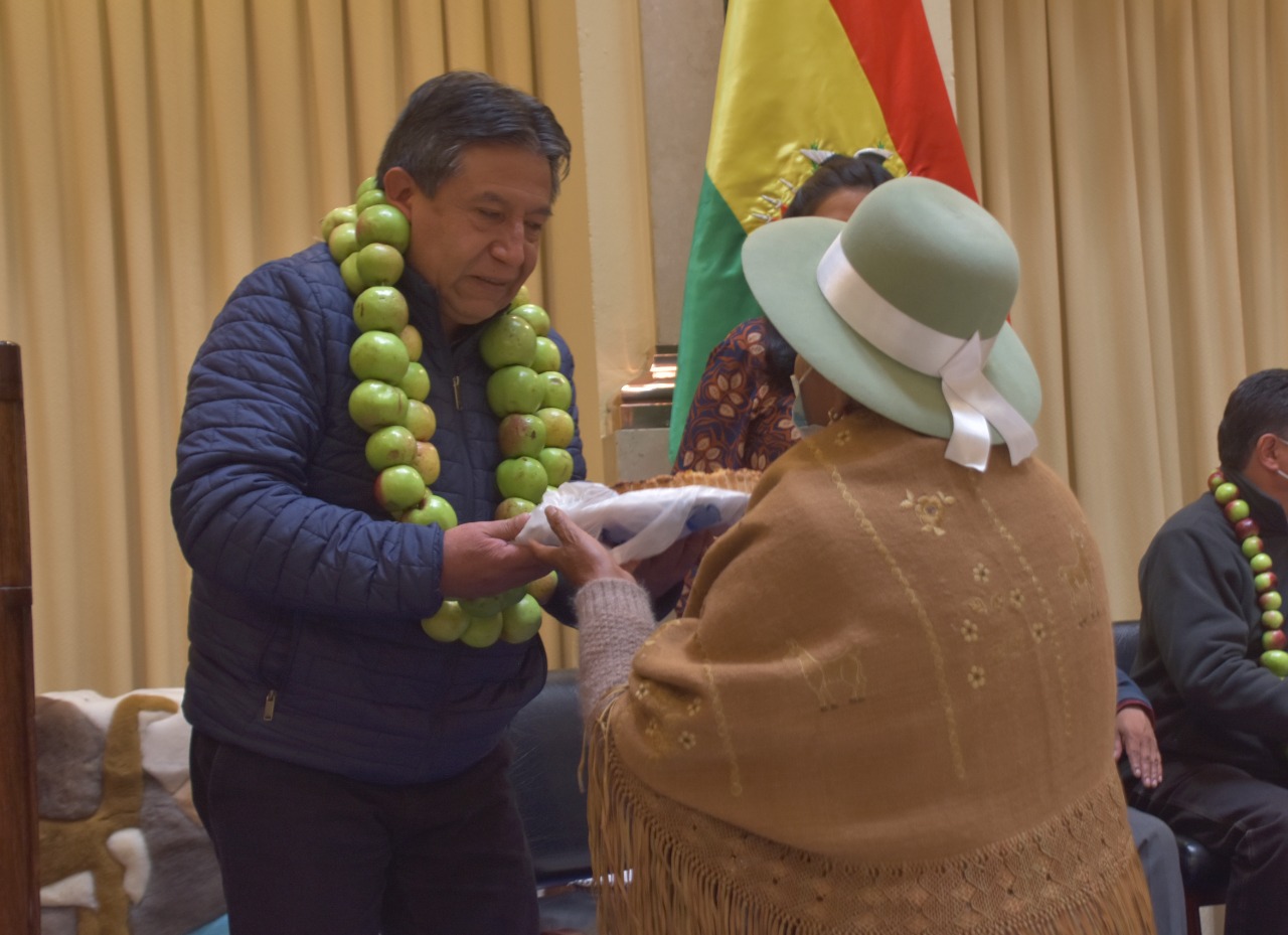 Autoridades de Santiago de Huari visitan al Vicepresidente y exponen su producción y gastronomía