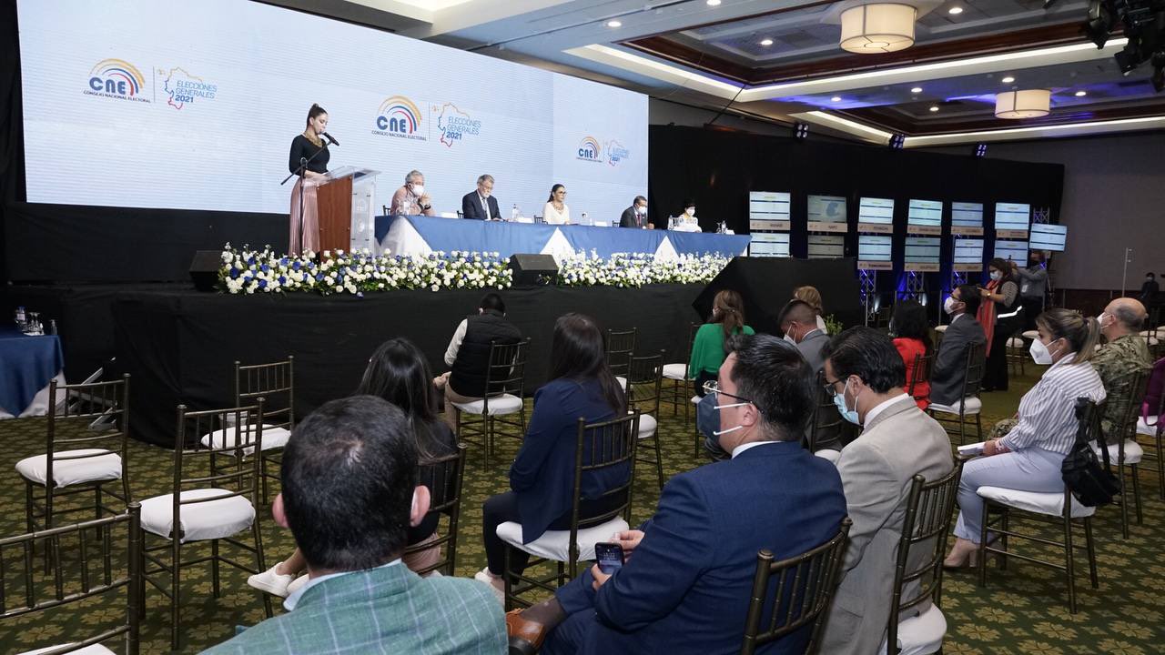 Ecuador: 5.753.152 ciudadanos acudieron a las urnas en seis horas para elegir Presidente