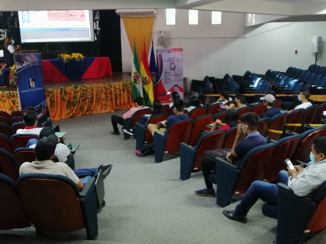 El SIN capacita a estudiantes de la UAGRM sobre temas tributarios, en Santa Cruz