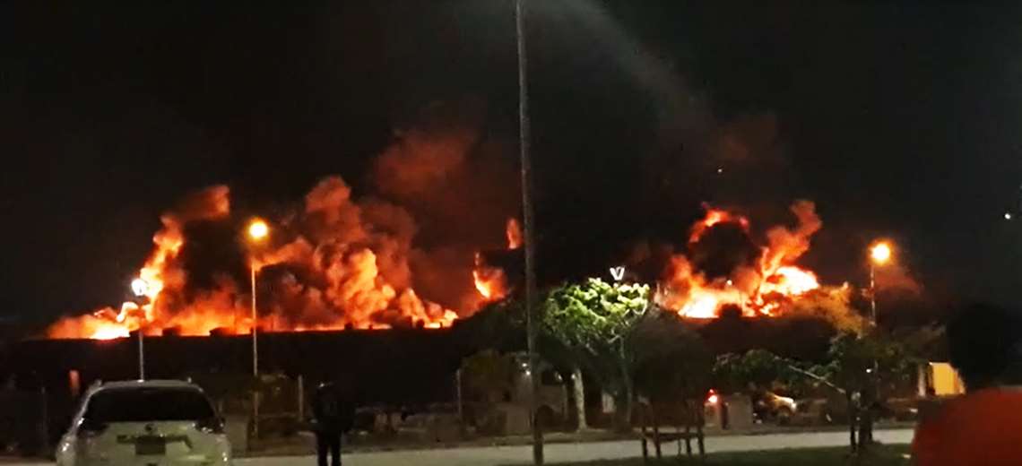 Incendio de magnitud consume fábrica de colchones en Santa Cruz