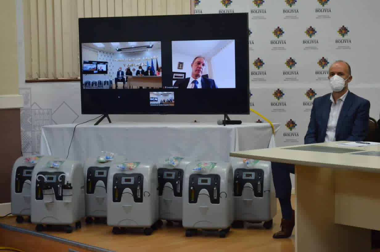 COVID-19: Bolivia recibe donación de equipos de oxigenoterapia, vacunas y pruebas antígeno nasal