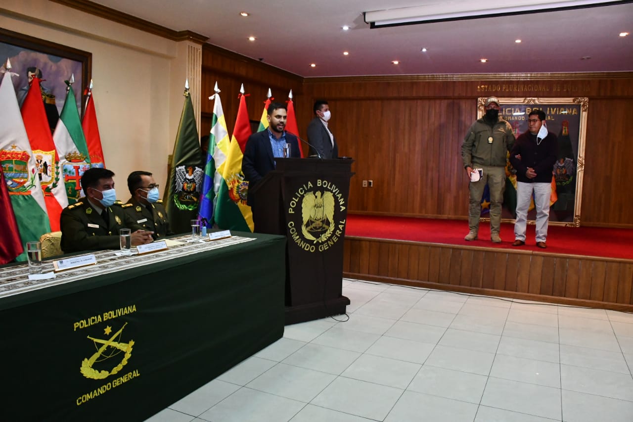 Ministerio de Gobierno presenta al juez que dio detención domiciliaria al asesino serial