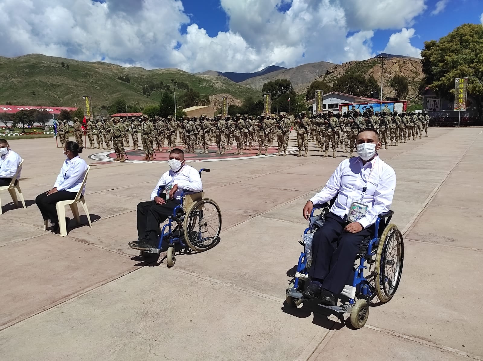 Entregan libretas se servicio militar a 12 personas con discapacidad en Uncía