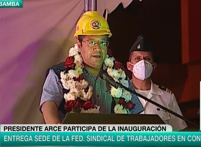 Presidente entrega sede social a trabajadores en construcción en Cochabamba (adelanto)