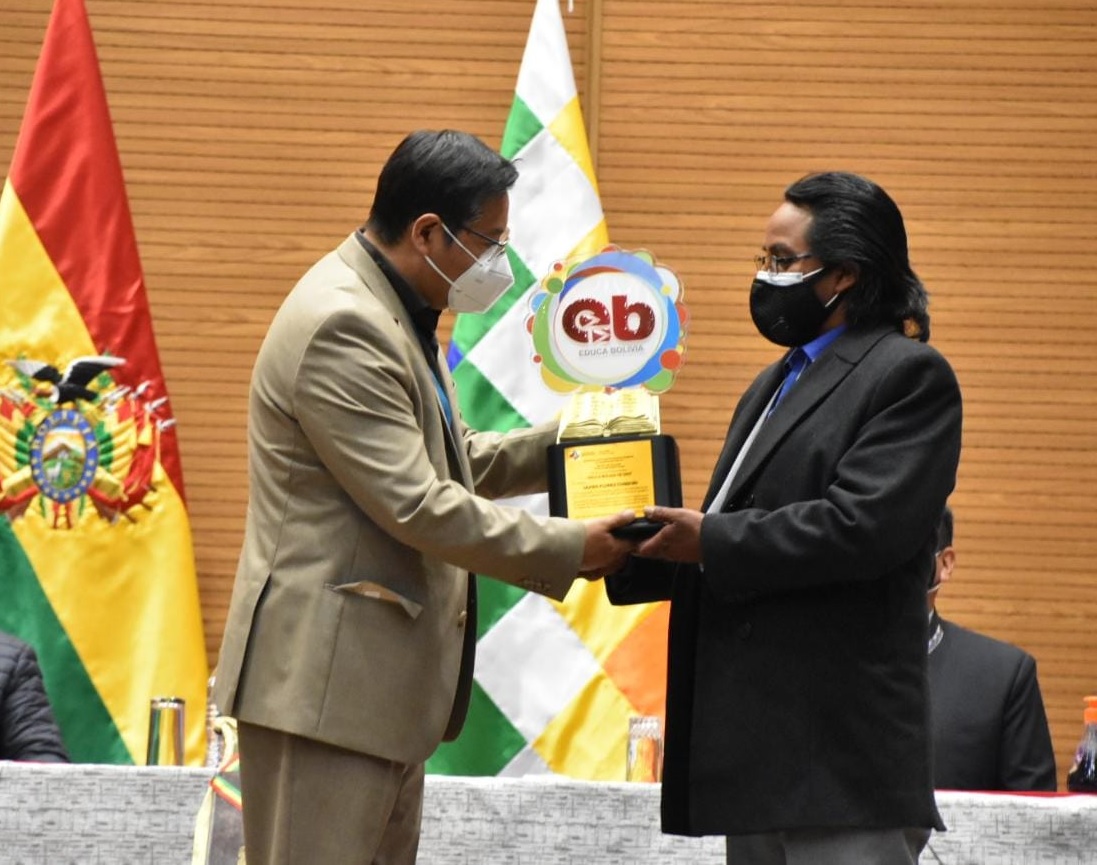 Gobierno de Bolivia rinde homenaje por el “Día del Maestro” y entrega reconocimientos (amplia)