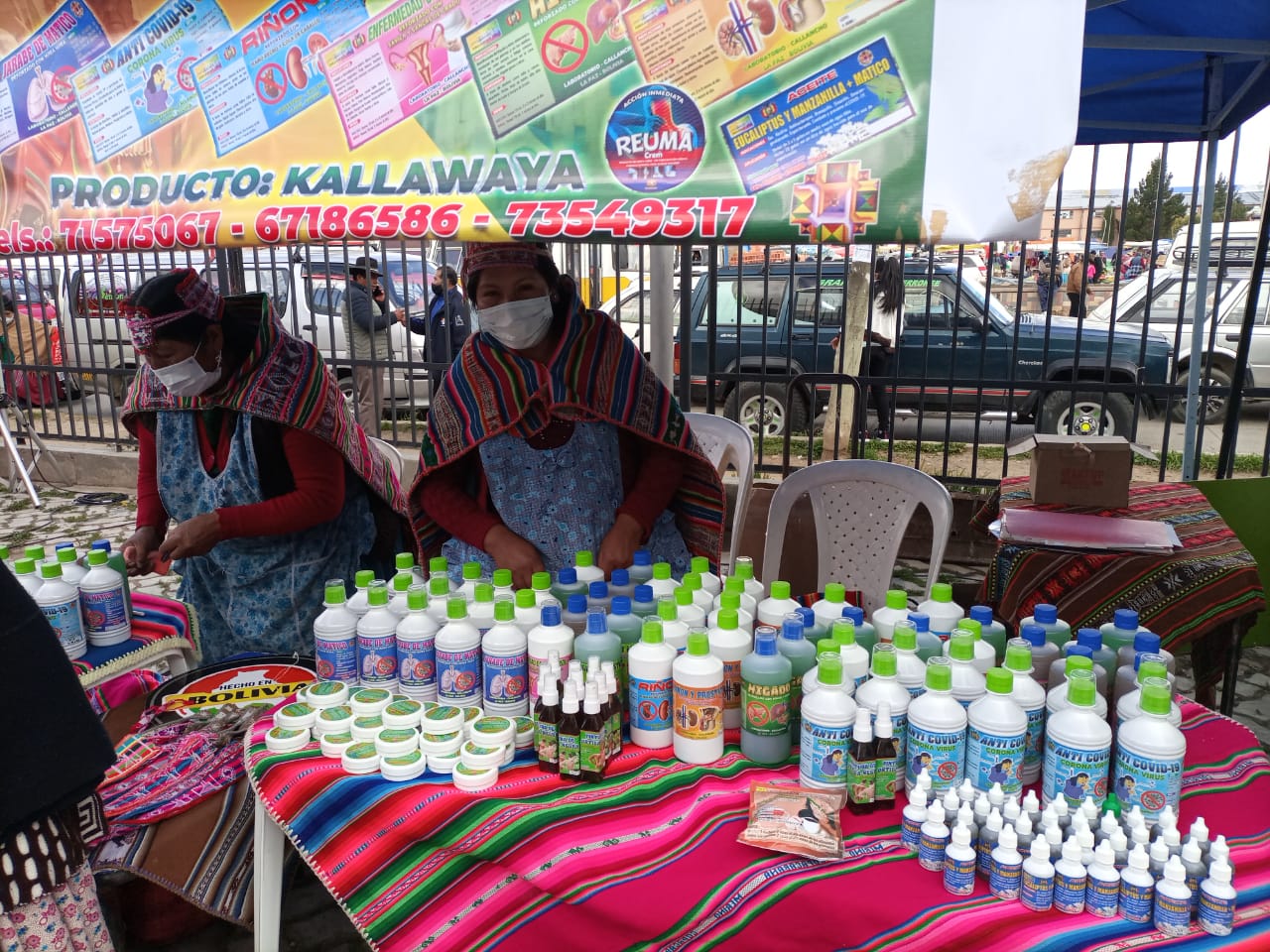 Productores de La Paz exponen artículos en una feria de medicina tradicional y ancestral