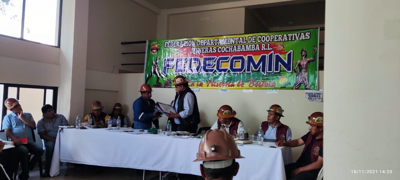 Entregan planos de asistencia técnica para fortalecer la actividad minera en Cochabamba