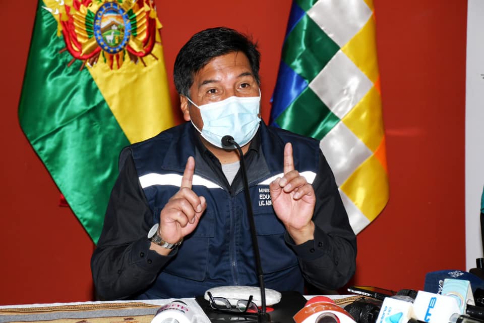 Ministro de Educación renuncia y asumirá defensa ante acusaciones por tráfico de cargos