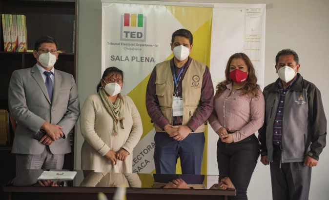 El TED Chuquisaca y observadores de la OEA coordinan labores para la segunda vuelta