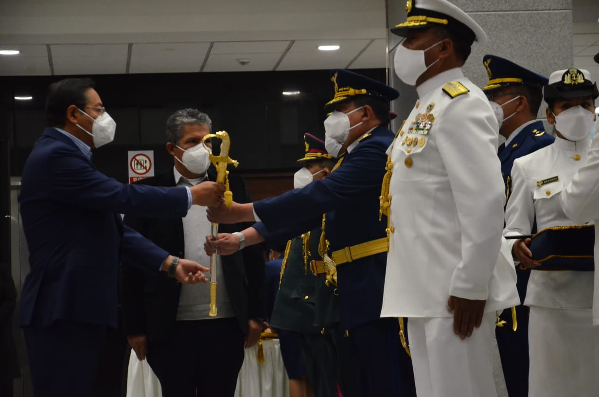 Presidente participa en acto de imposición de grados a generales y almirantes de las FFAA (Adelanto)