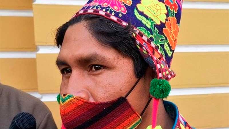 Anuncian ampliar denuncia contra Rómulo Calvo por aseveraciones discriminatorias contra la wiphala