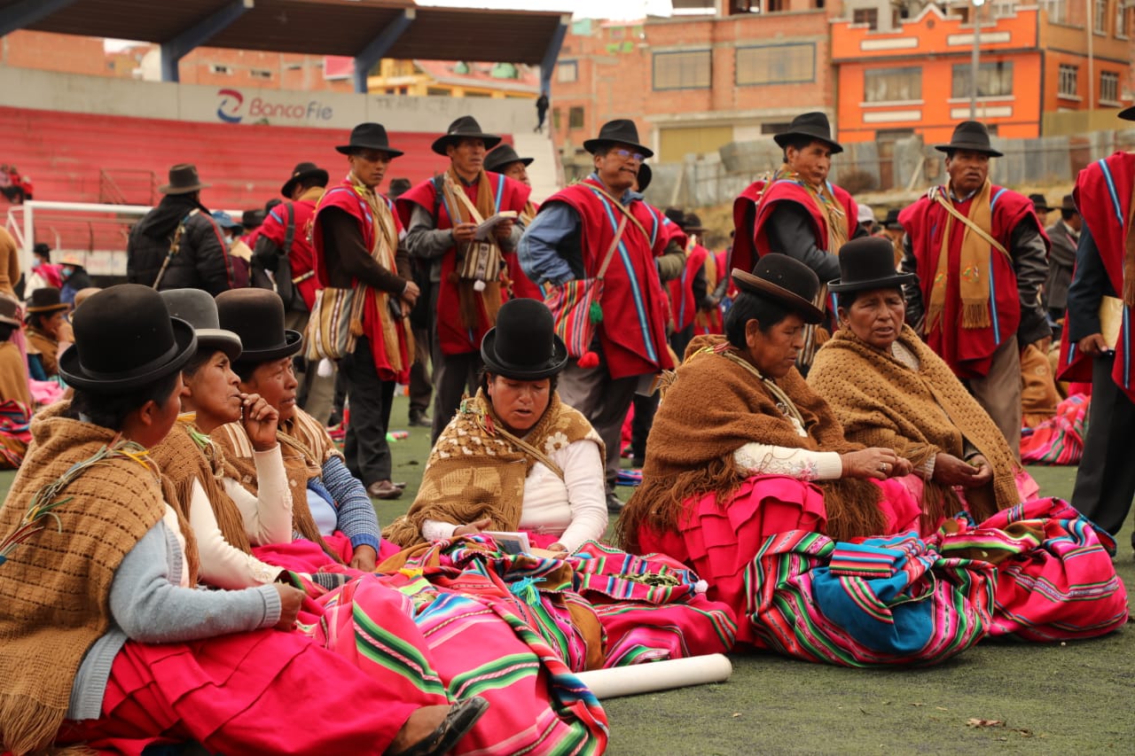 Ponchos Rojos y Bartolinas se declaran en emergencia, piden máxima sanción para quienes agraviaron la wiphala