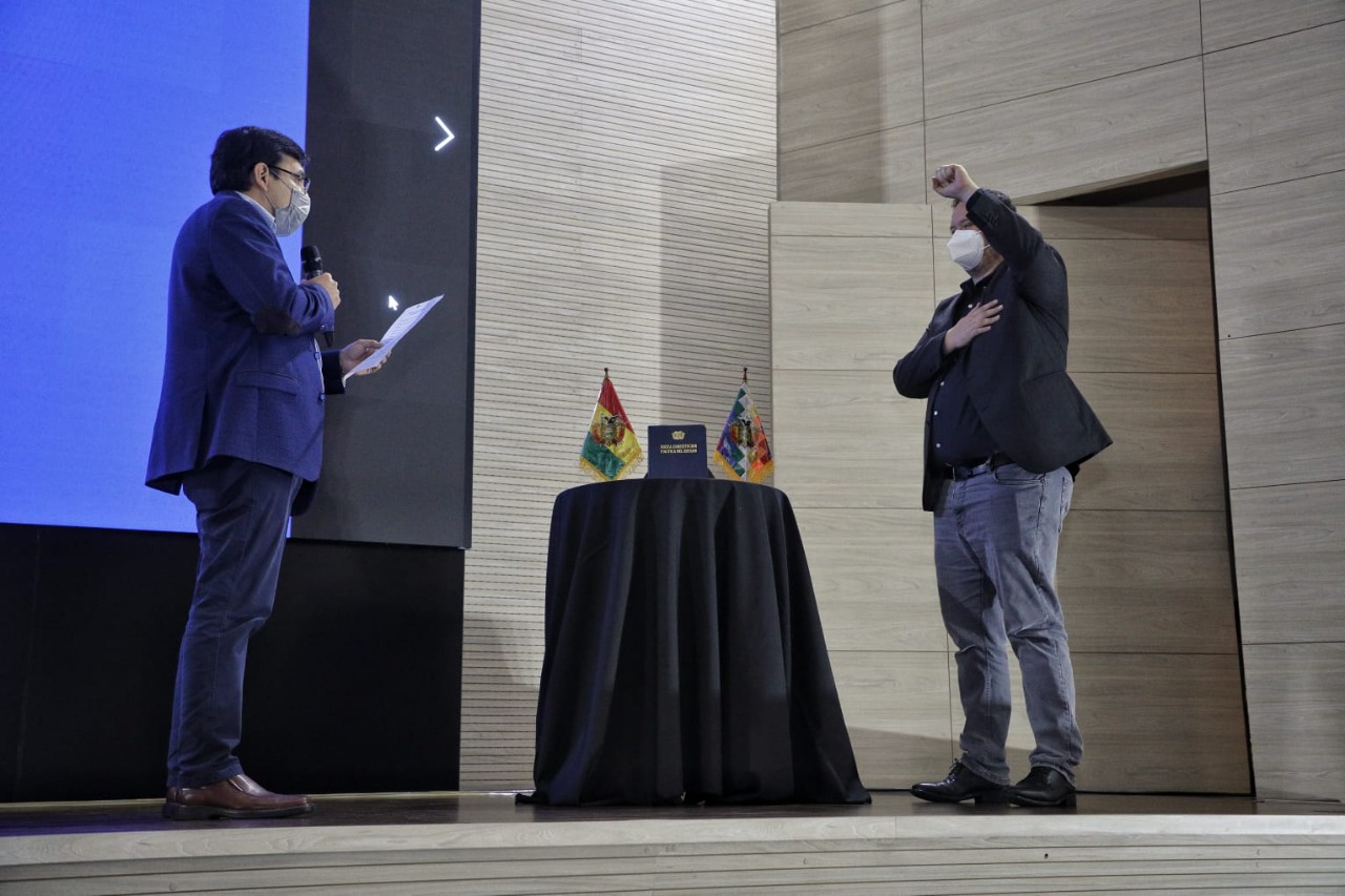 Ministro Molina posesiona a Armin Dorgathen como nuevo presidente de YPFB