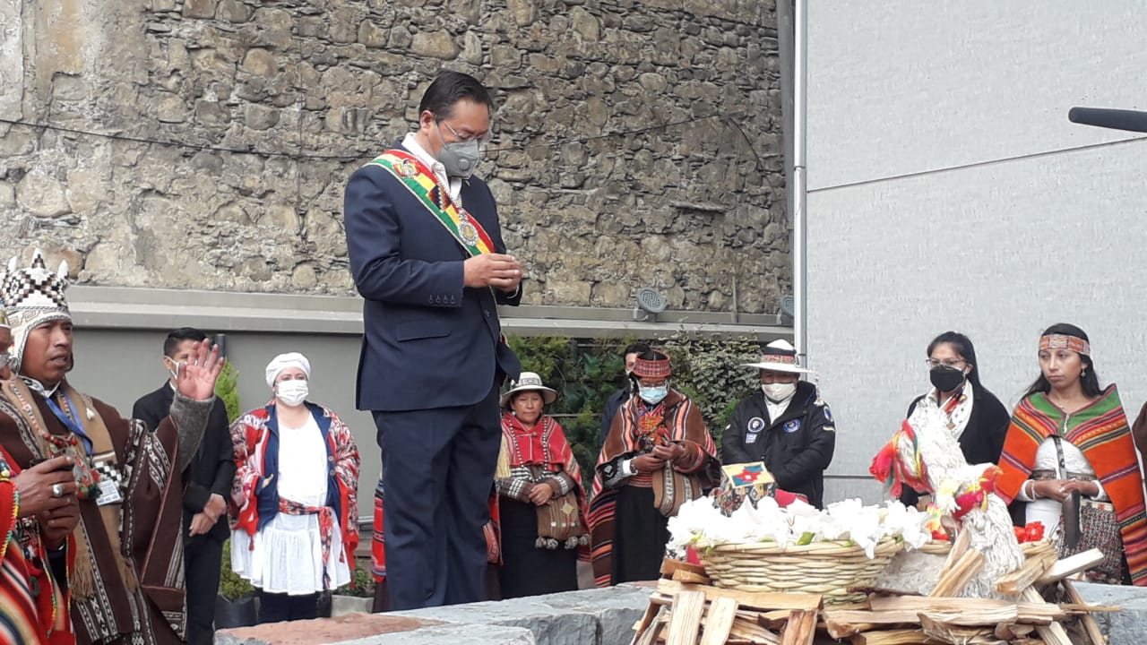 Actos por el Día del Estado Plurinacional de Bolivia inician con una ofrenda a la Pachamama
