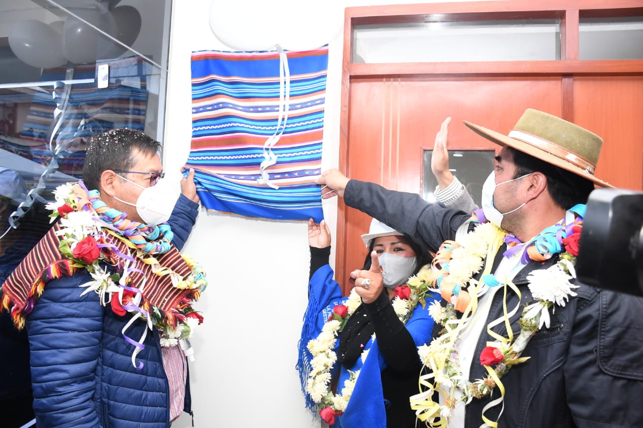 Presidente Arce entrega moderna casa comunal para los vecinos de Azari, en Sucre