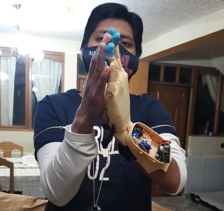 Joven emprendedor fabrica prótesis a bajo costo para personas con discapacidad en Oruro