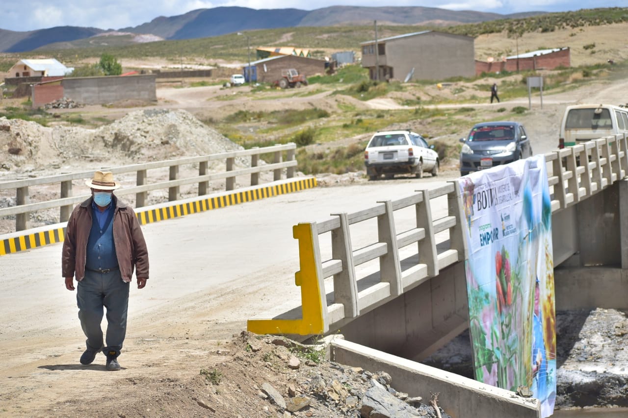 Invierten más de Bs 2 millones en infraestructura vial para el municipio de Soracachi