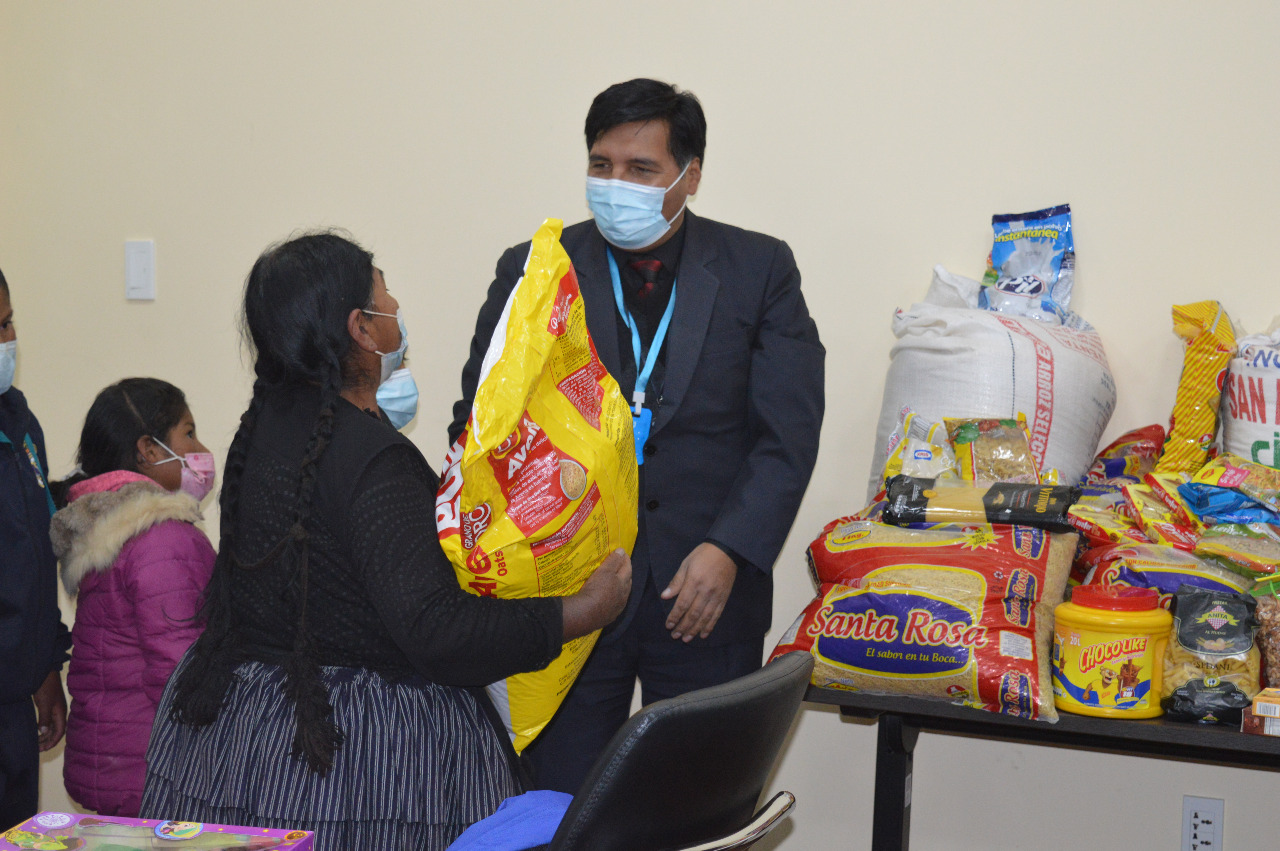 Educación entrega tablet y víveres a niños que fueron abandonados por sus padres