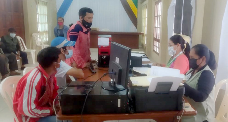 Campaña: Pobladores de Quirusillas y Mineros, en Santa Cruz, reciben certificados gratuitos y saneamiento documental