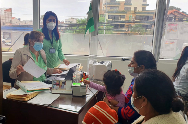 Santa Cruz: Niños, niñas y mujeres de escasos recursos se benefician con inscripciones y certificados de nacimiento gratuitos