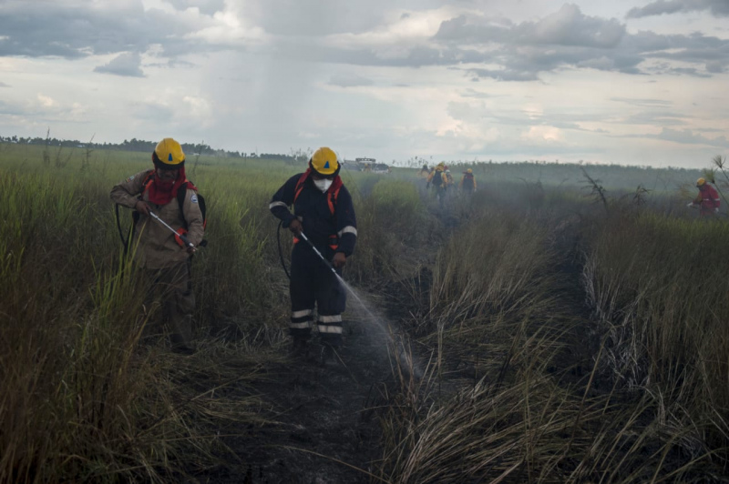 Bomberos, FFAA y la Armada Boliviana se movilizan para sofocar los incendios en Otuquis