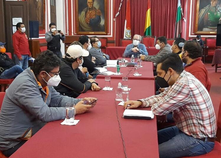 Gobernación y alcaldías de Tarija pactan probable compra conjunta de 30.000 vacunas contra el COVID-19