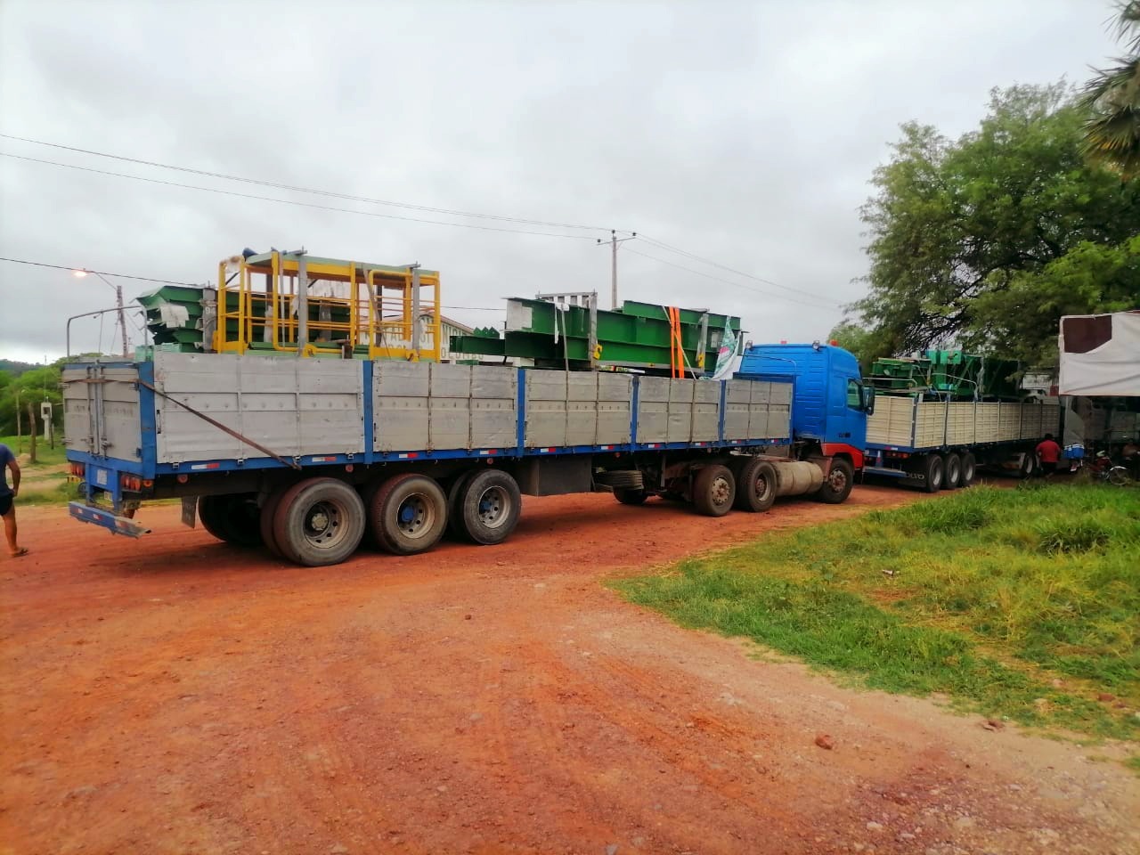 Llegan a Puerto Suárez los primeros tráileres con estructuras metálicas para el montaje de la Planta Siderúrgica del Mutún